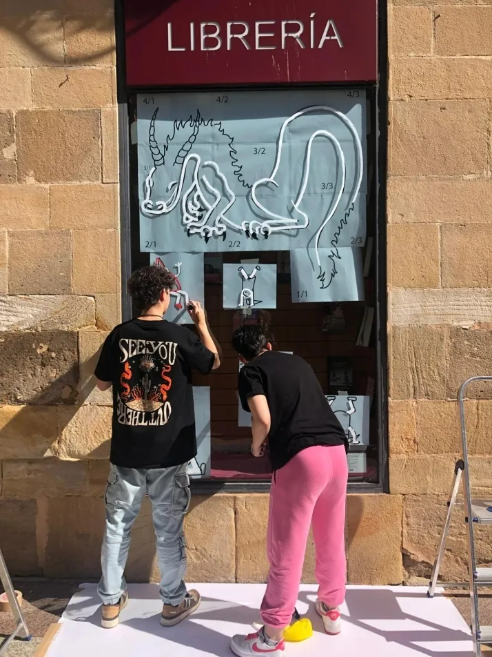 Foto 2 - Los estudiantes de Arte y Dise&ntilde;o revitalizan el comercio a trav&eacute;s de escaparates innovadores en la tercera edici&oacute;n del concurso de FEC Soria
