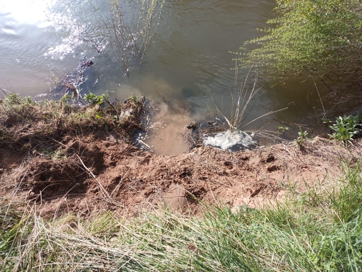 Rescatado un hombre atrapado en el r&iacute;o Duero a su paso por Almaz&aacute;n
