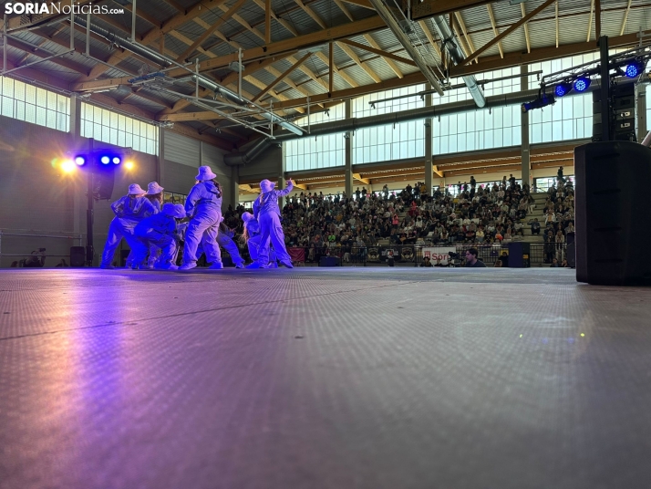 Un San Andr&eacute;s abarrotado baila al ritmo de la m&uacute;sica urbana