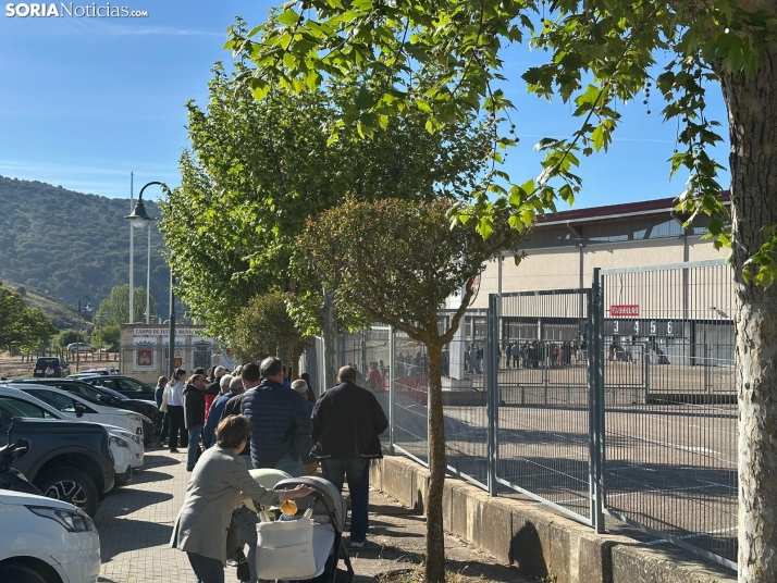 Colas de m&aacute;s de una hora en Los Pajaritos para comprar las entradas del Teruel vs Numancia