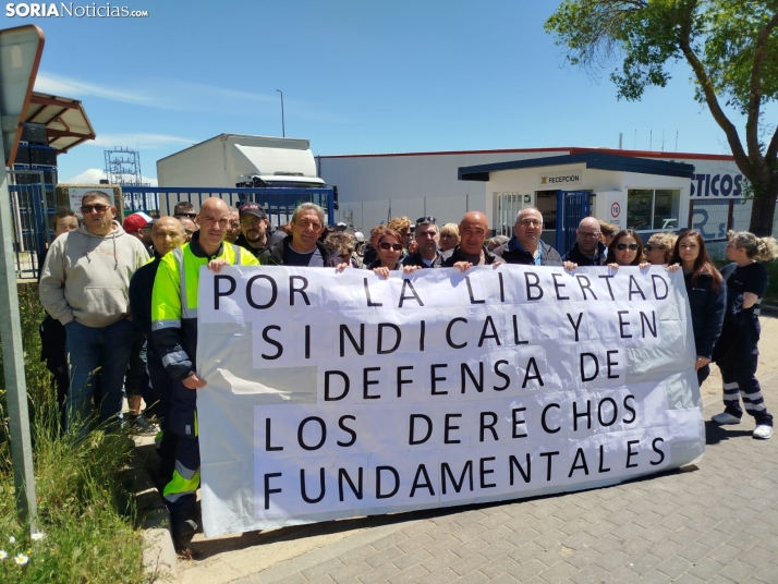 Los trabajadores de Fico Mirrors alzan la voz contra un ataque a los derechos fundamentales de dos representantes sindicales