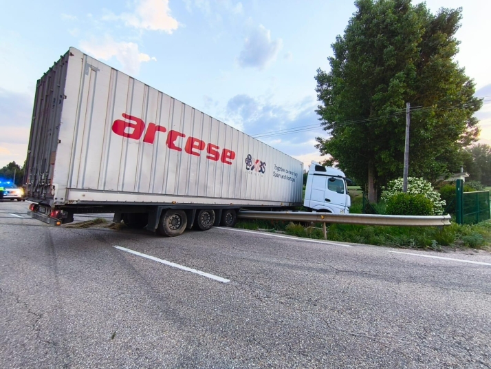 Un hombre trasladado al Hospital Santa Bárbara tras colisionar un turismo y un vehículo artículado