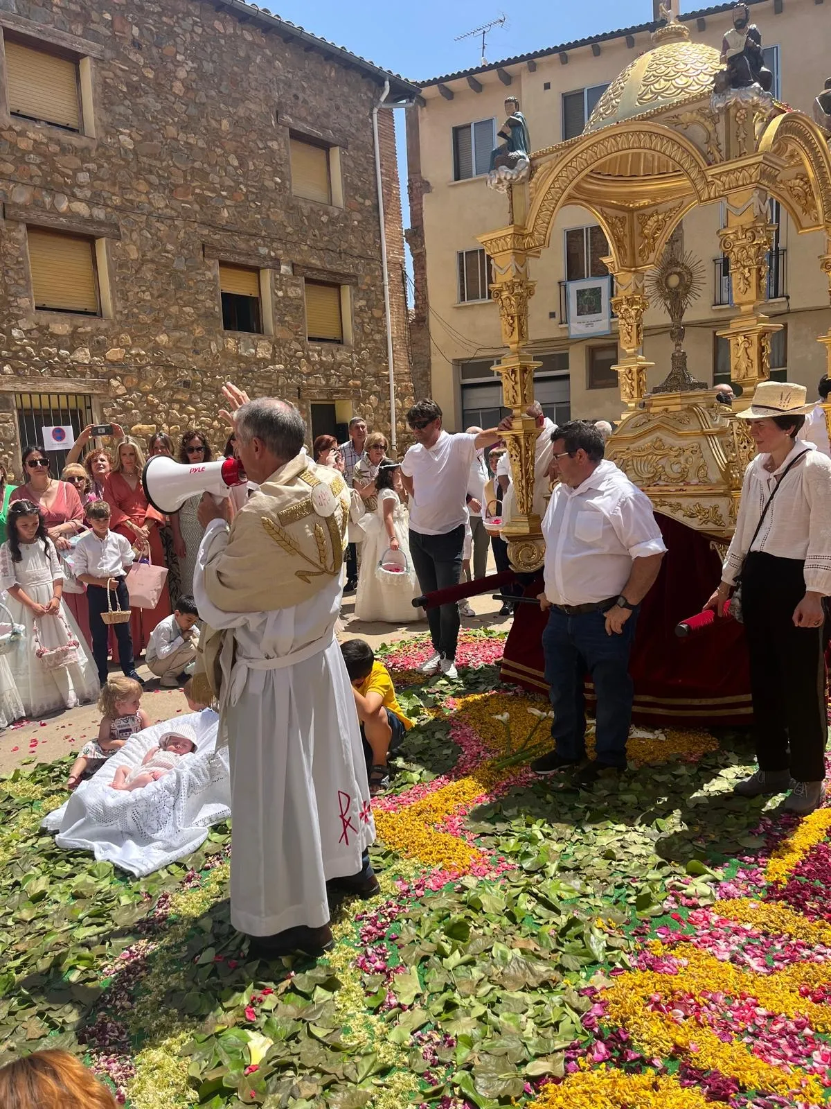 Foto 7 - As&iacute; ha celebrado &Aacute;greda las Fiestas de Nuestra Se&ntilde;ora de los Milagros y el Corpus Christi: un espect&aacute;culo de flores y tradici&oacute;n