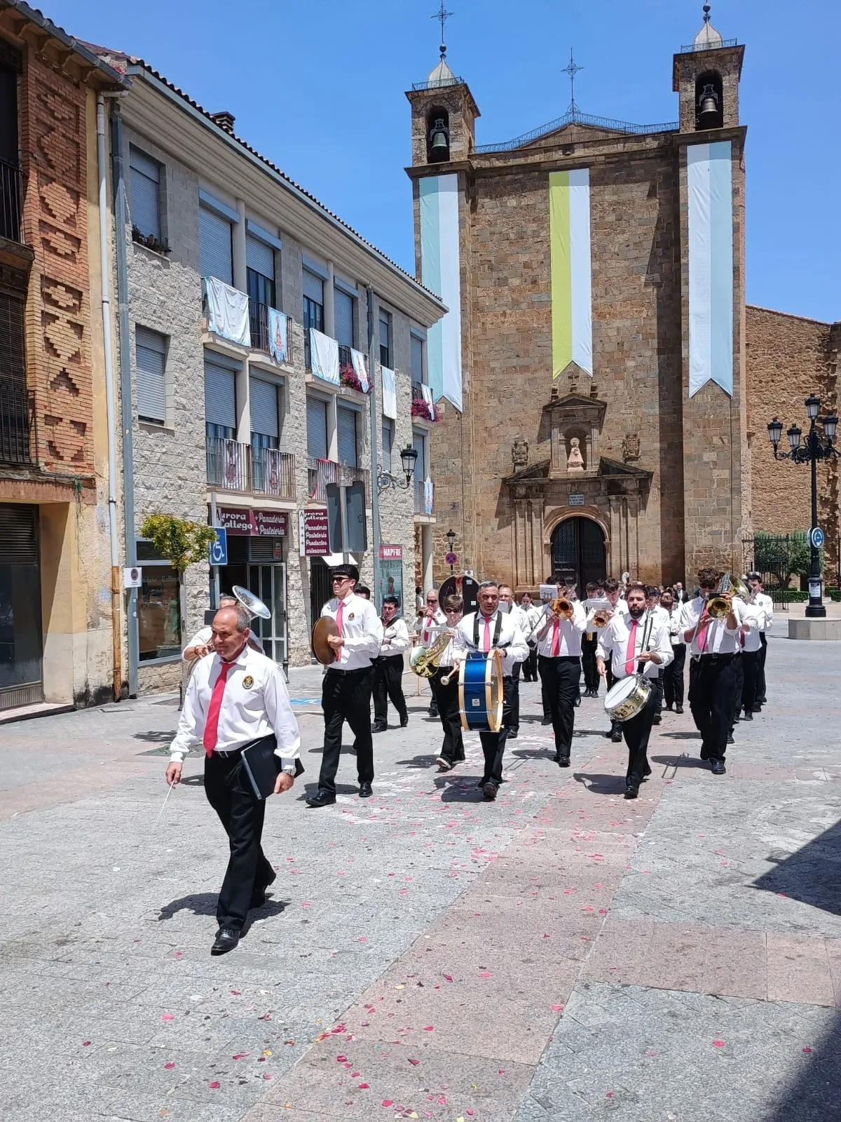 Foto 11 - As&iacute; ha celebrado &Aacute;greda las Fiestas de Nuestra Se&ntilde;ora de los Milagros y el Corpus Christi: un espect&aacute;culo de flores y tradici&oacute;n