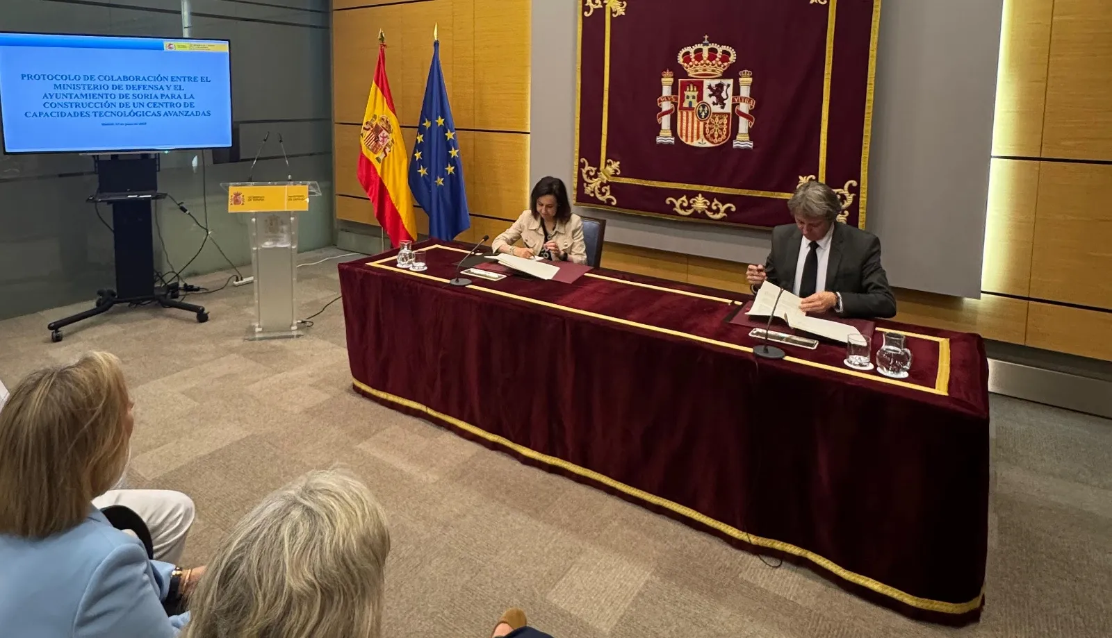 La ministra y el alcalde durante la rúbrica del protocolo. /Ayto.