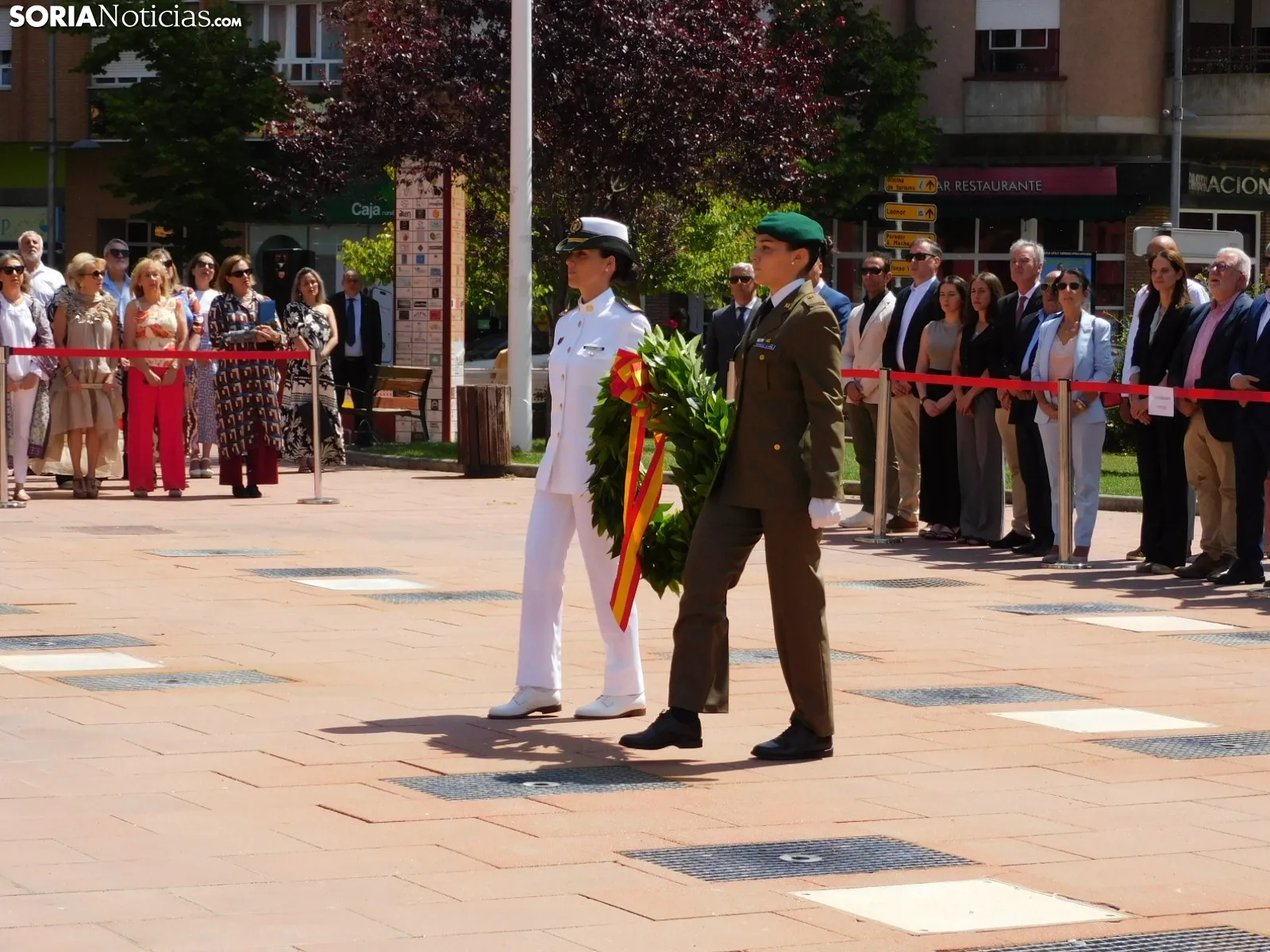 Foto 10 - Fotos: Soria rinde homenaje a los soldados ca&iacute;dos en el acto institucional de la Subdelegaci&oacute;n de Defensa