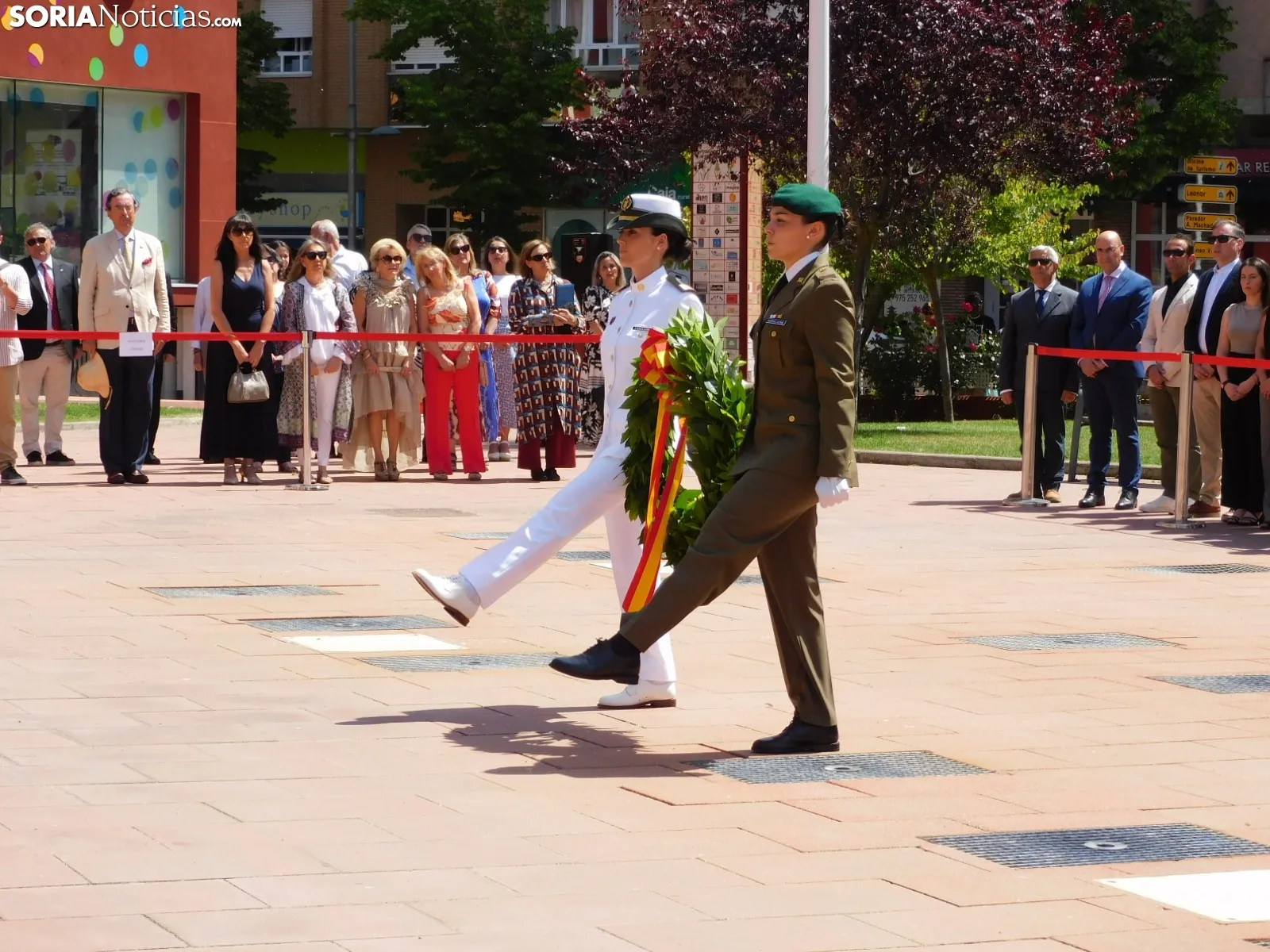 Foto 9 - Fotos: Soria rinde homenaje a los soldados ca&iacute;dos en el acto institucional de la Subdelegaci&oacute;n de Defensa