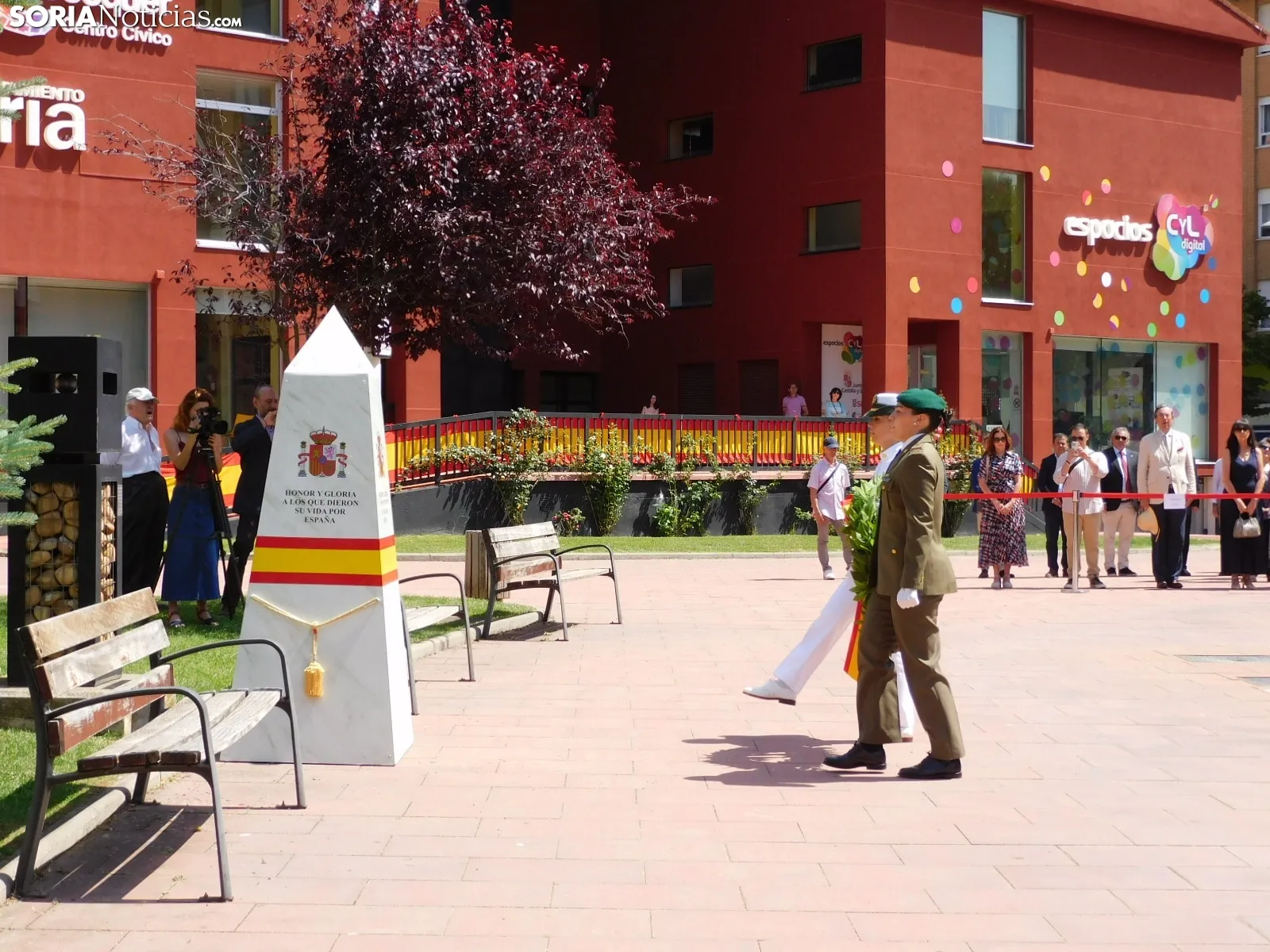 Foto 8 - Fotos: Soria rinde homenaje a los soldados ca&iacute;dos en el acto institucional de la Subdelegaci&oacute;n de Defensa