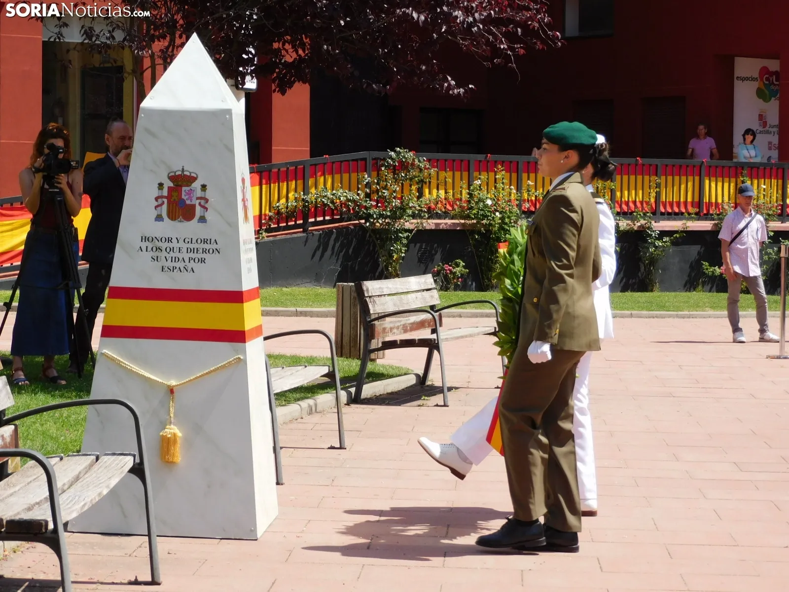 Foto 7 - Fotos: Soria rinde homenaje a los soldados ca&iacute;dos en el acto institucional de la Subdelegaci&oacute;n de Defensa