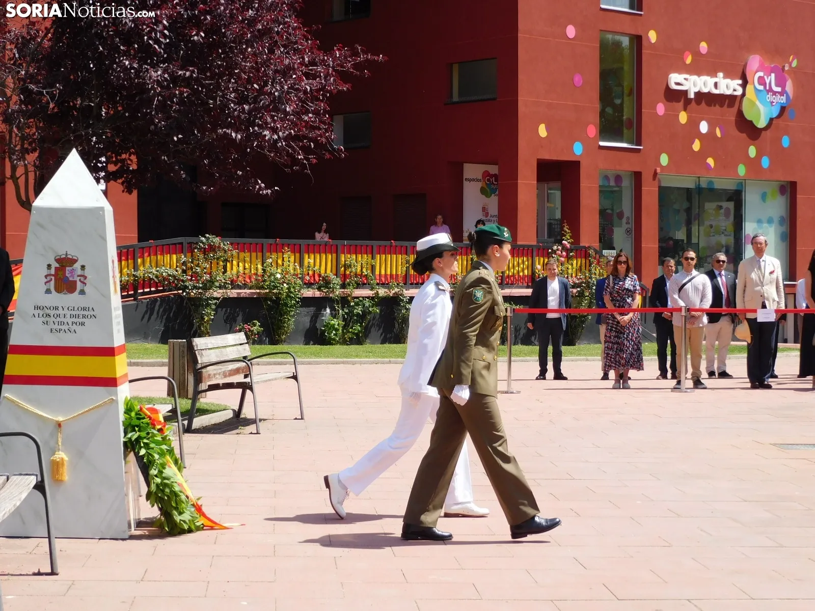 Foto 2 - Fotos: Soria rinde homenaje a los soldados ca&iacute;dos en el acto institucional de la Subdelegaci&oacute;n de Defensa