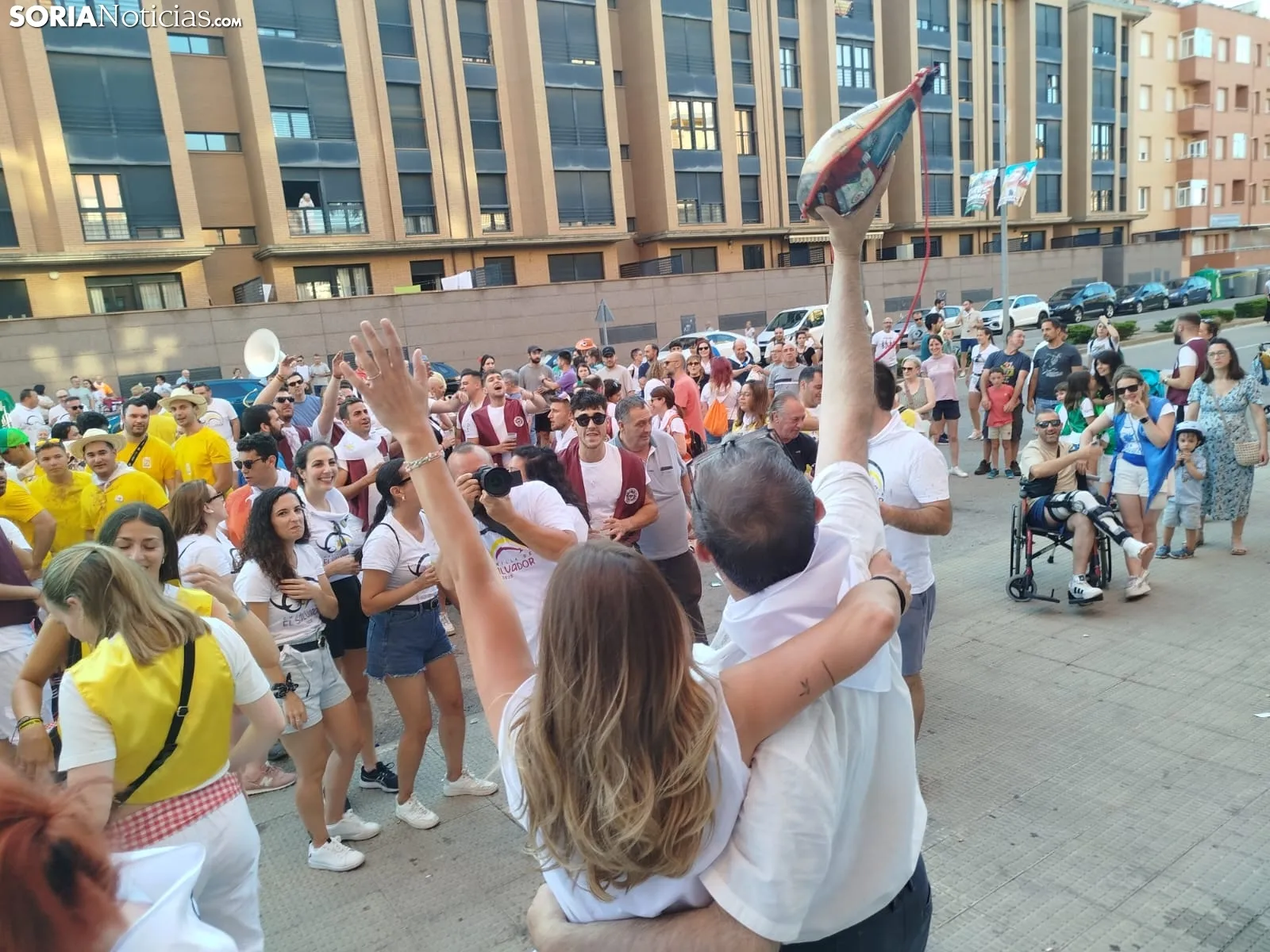 Foto 2 - AMPLIACI&Oacute;N | El Rosel y San Blas llega a los 2.200 euros por una bota
