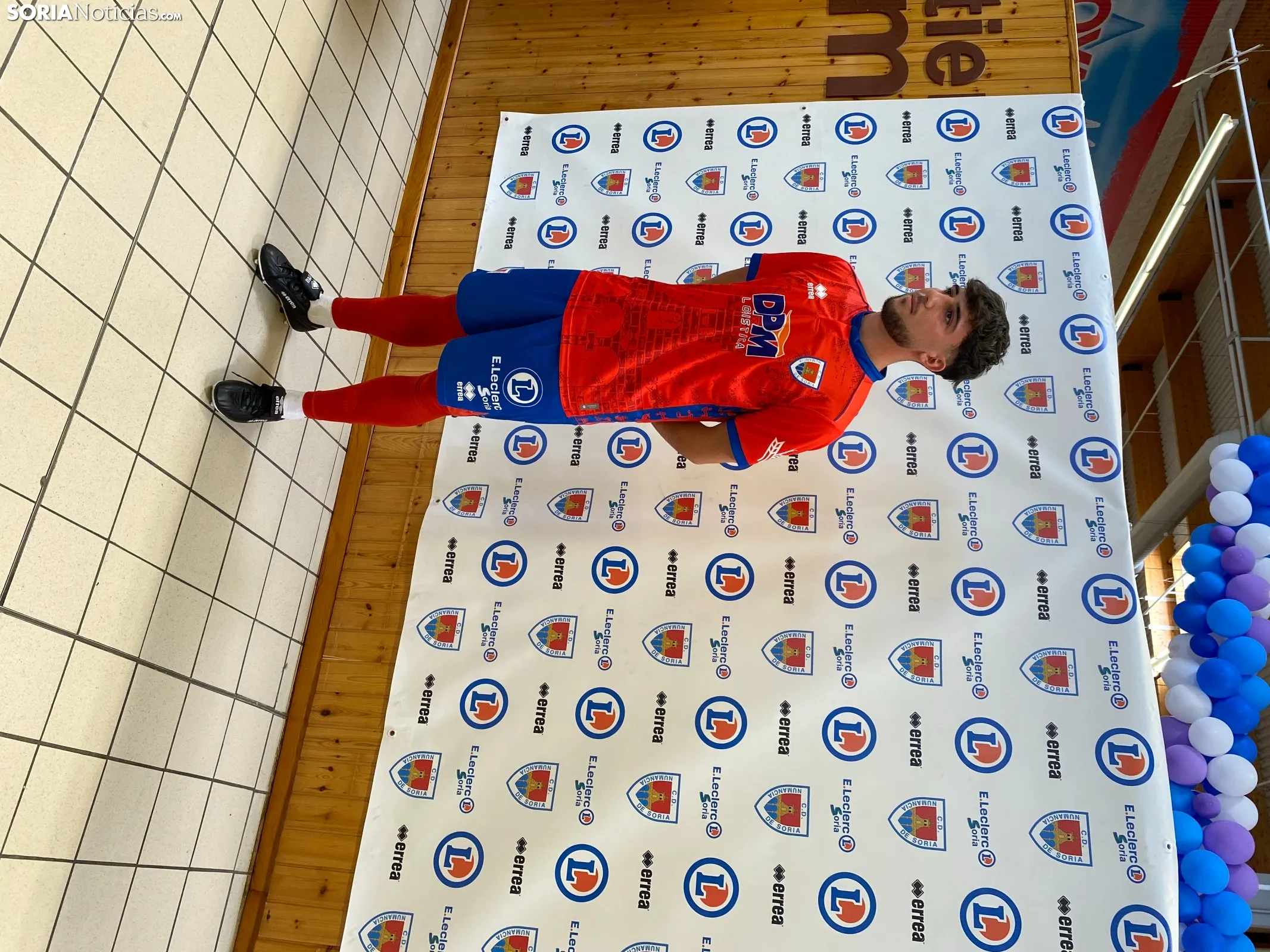 Foto 11 - As&iacute; son las equipaciones del CD Numancia para la temporada 25/26: historia, identidad y un toque vaquero