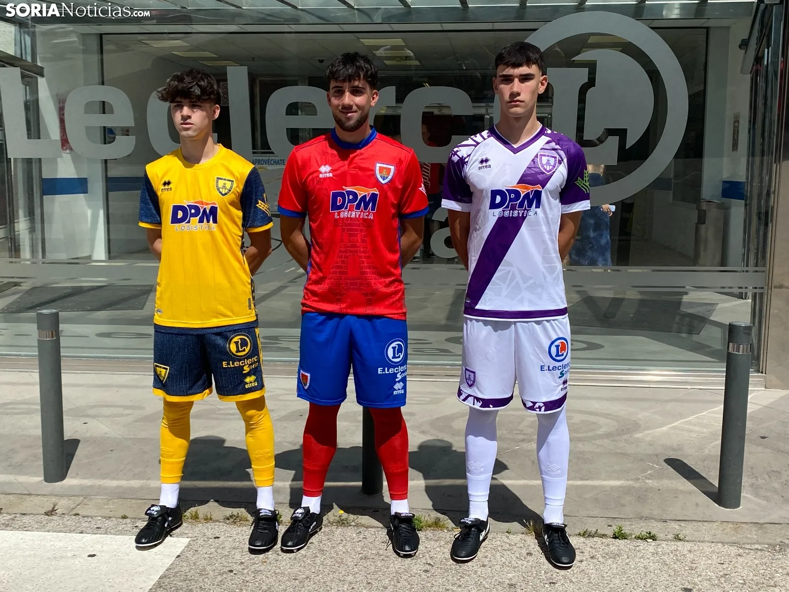 Foto 7 - As&iacute; son las equipaciones del CD Numancia para la temporada 25/26: historia, identidad y un toque vaquero