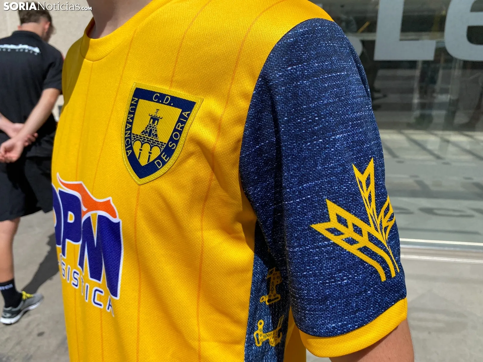 Foto 2 - As&iacute; son las equipaciones del CD Numancia para la temporada 25/26: historia, identidad y un toque vaquero