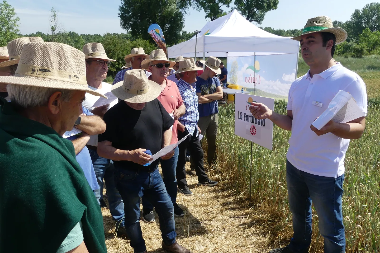 Una imagen de la visita a los campos de cultivo que Copiso tiene en Almazán. /Copiso