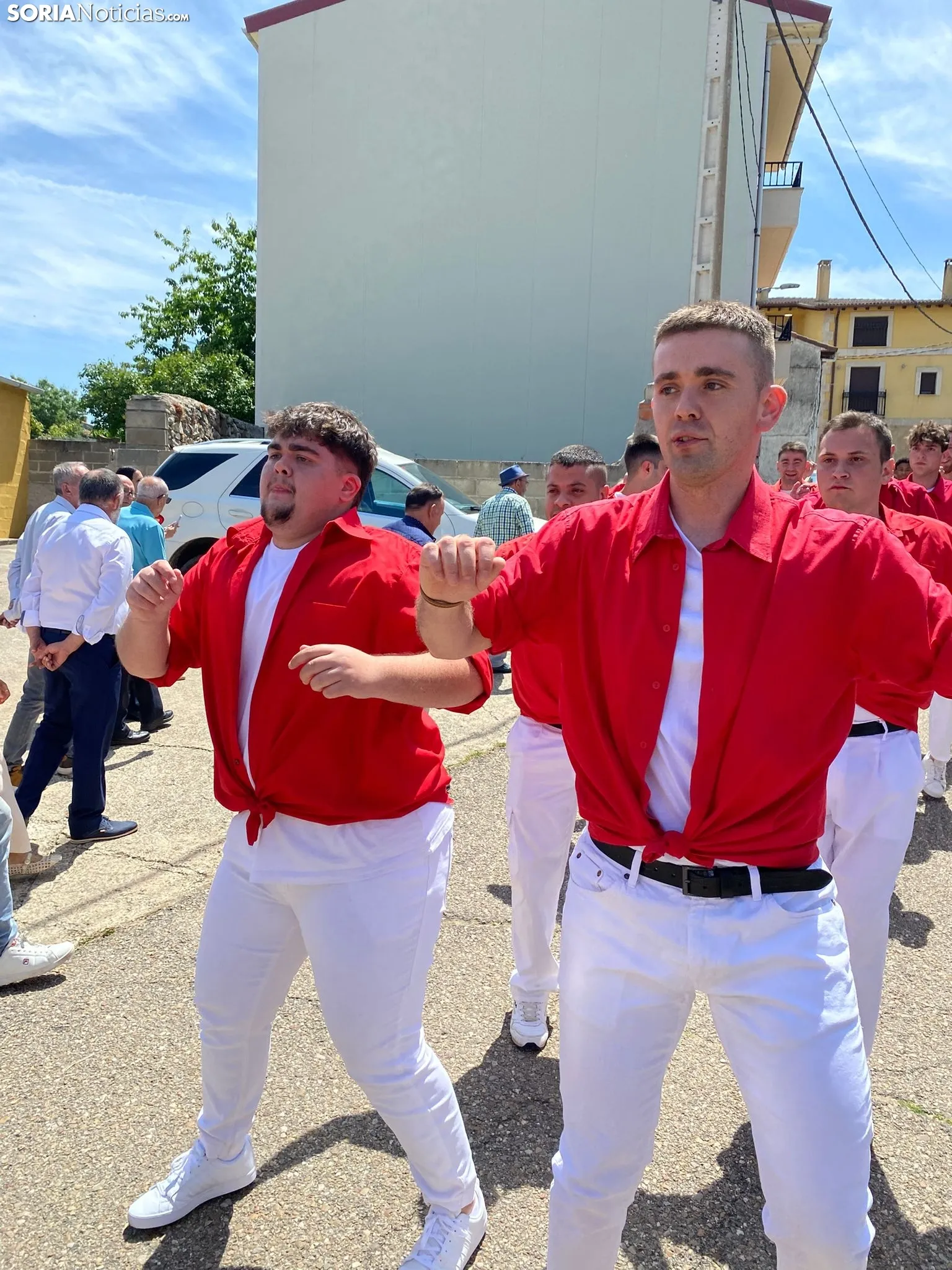 Los mozos de Espejón bailan a su Virgen/ Adriana Ovejero.