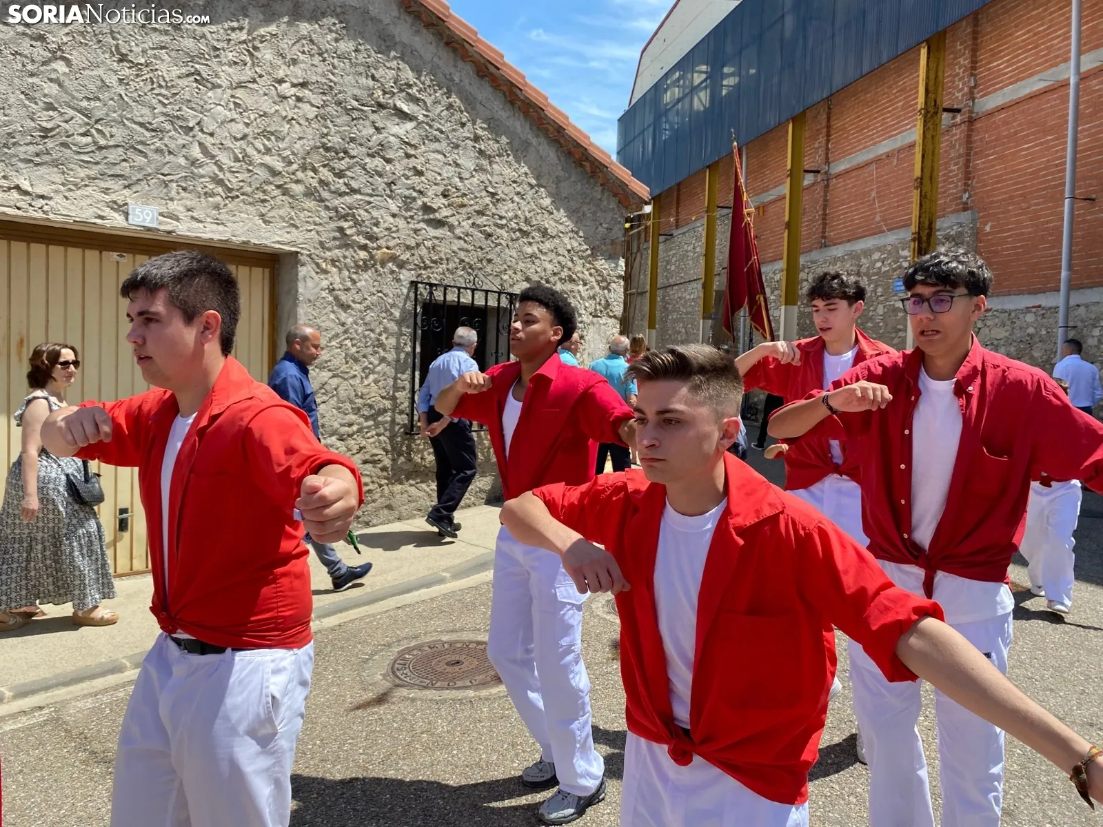 Los mozos de Espejón bailan a su Virgen/ Adriana Ovejero.