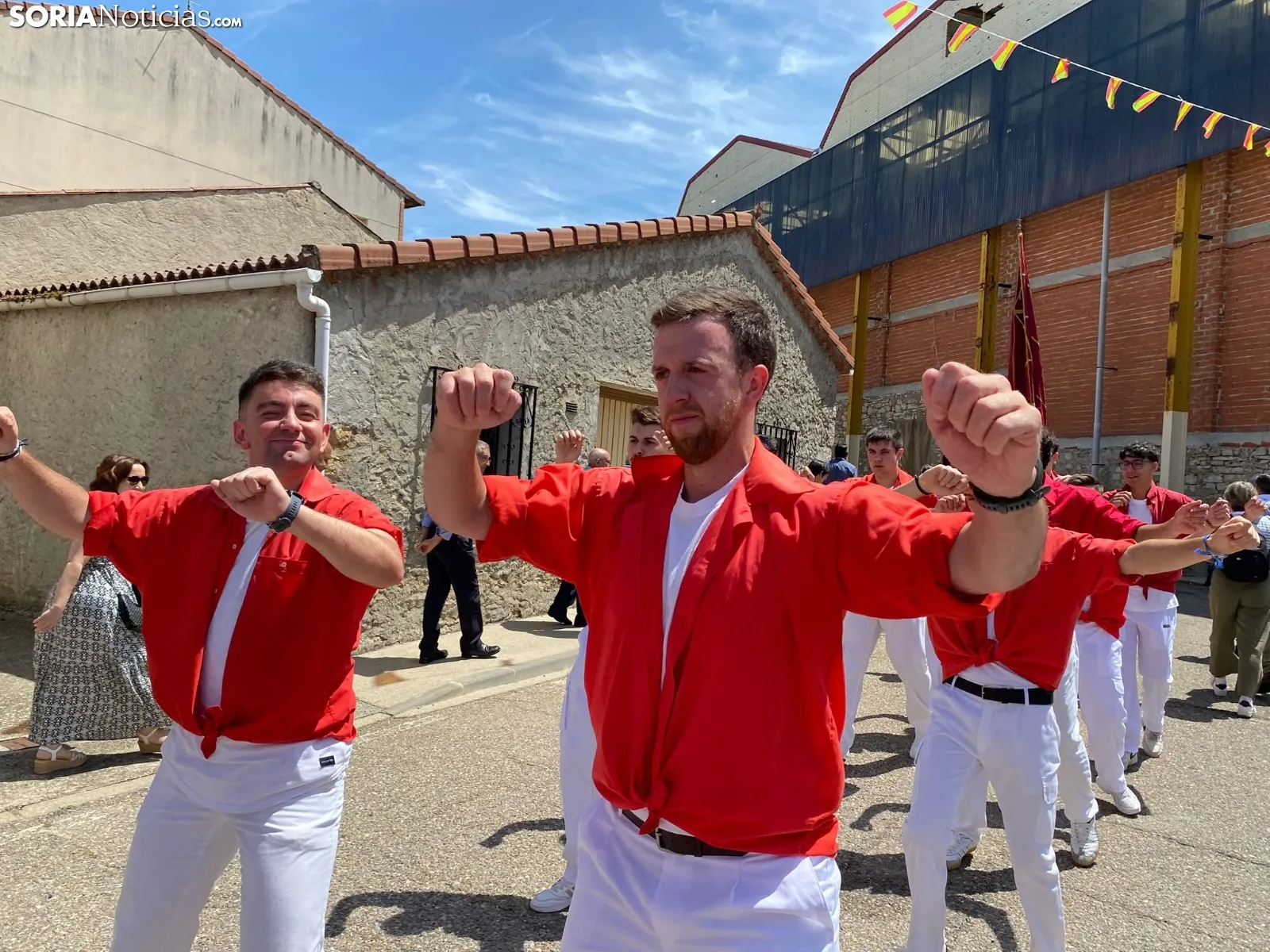 Los mozos de Espejón bailan a su Virgen/ Adriana Ovejero.
