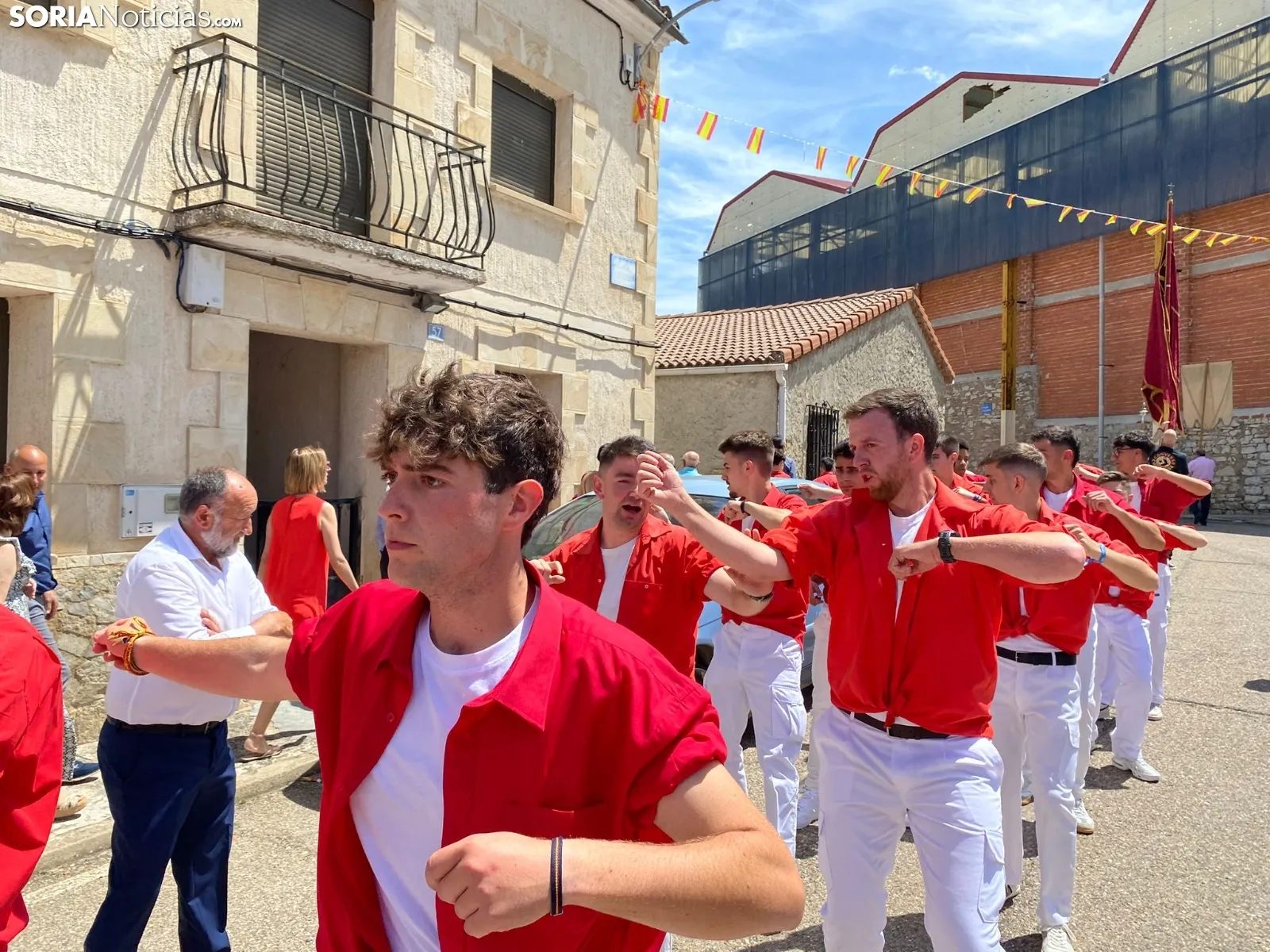 Los mozos de Espejón bailan a su Virgen/ Adriana Ovejero.