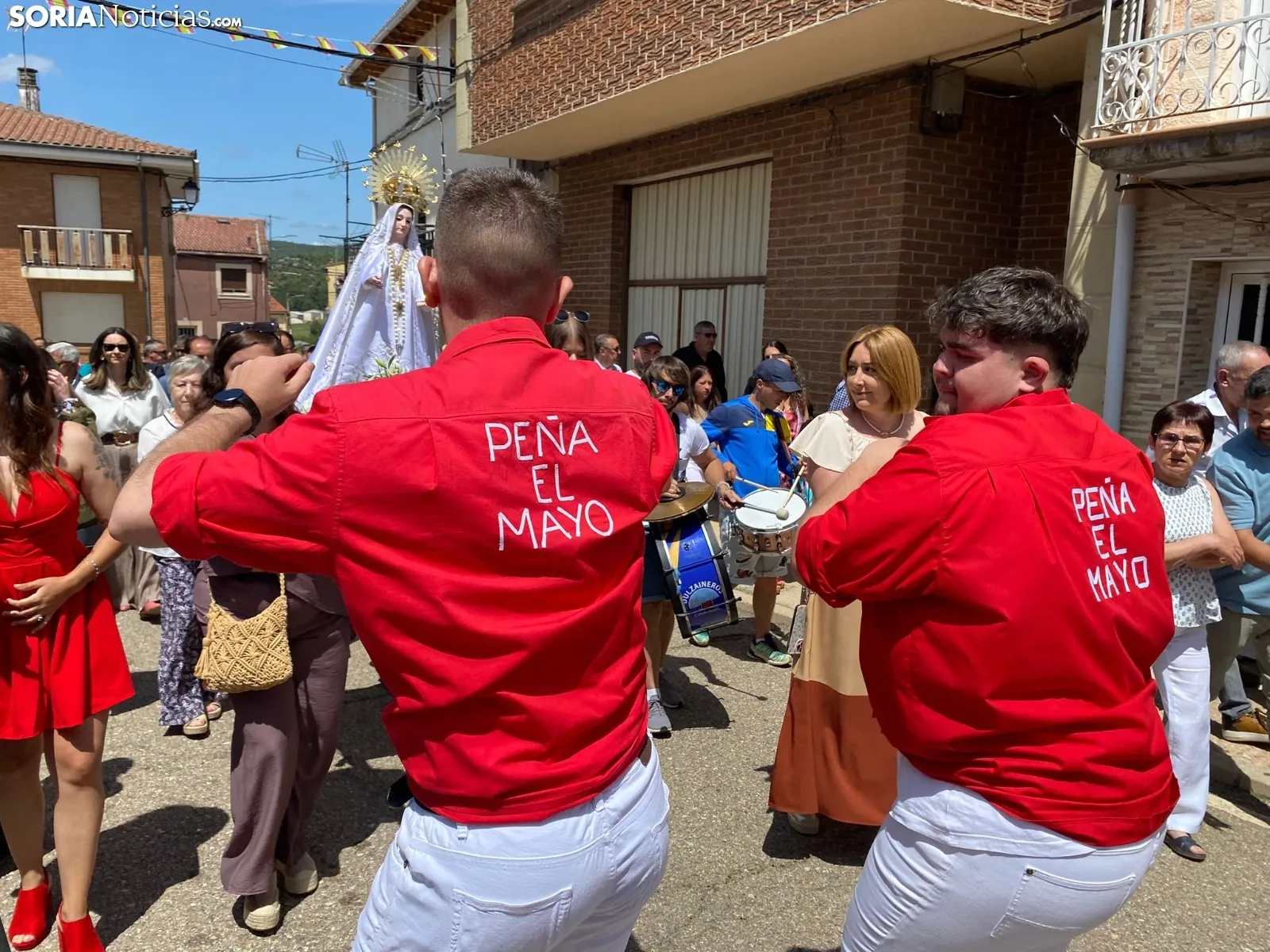 Los mozos de Espejón bailan a su Virgen/ Adriana Ovejero.