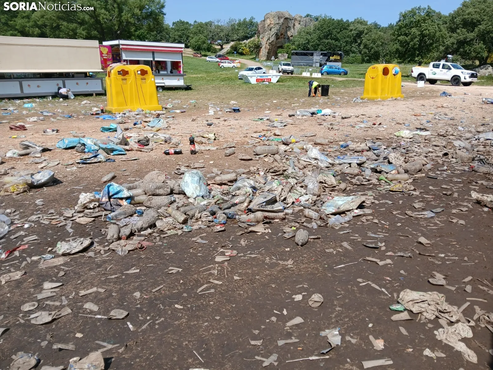 Foto 7 - FOTOS| El botell&oacute;n llena de basura Valonsadero