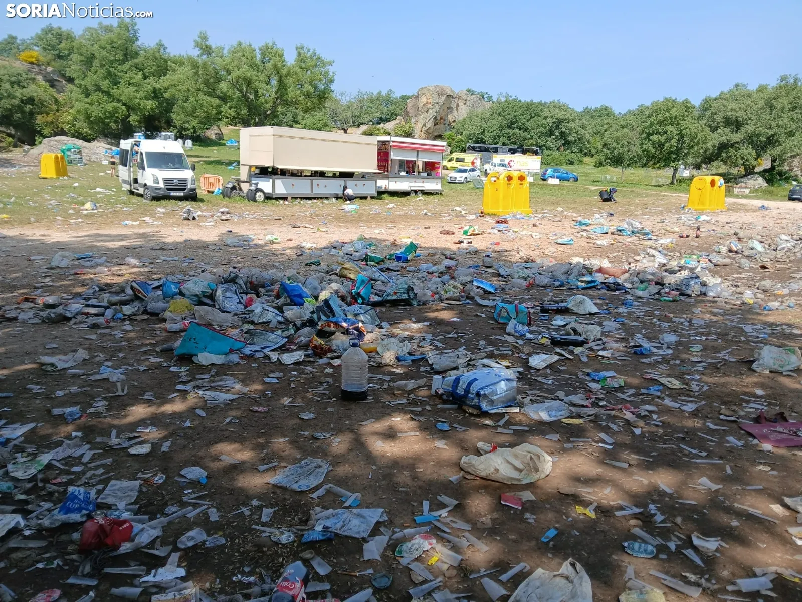 Foto 8 - FOTOS| El botell&oacute;n llena de basura Valonsadero