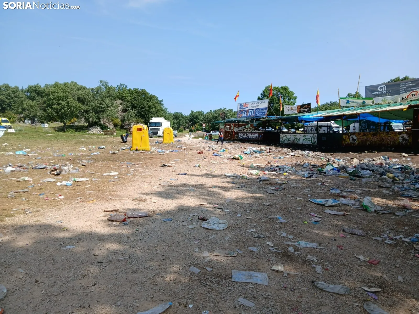 Foto 11 - FOTOS| El botell&oacute;n llena de basura Valonsadero