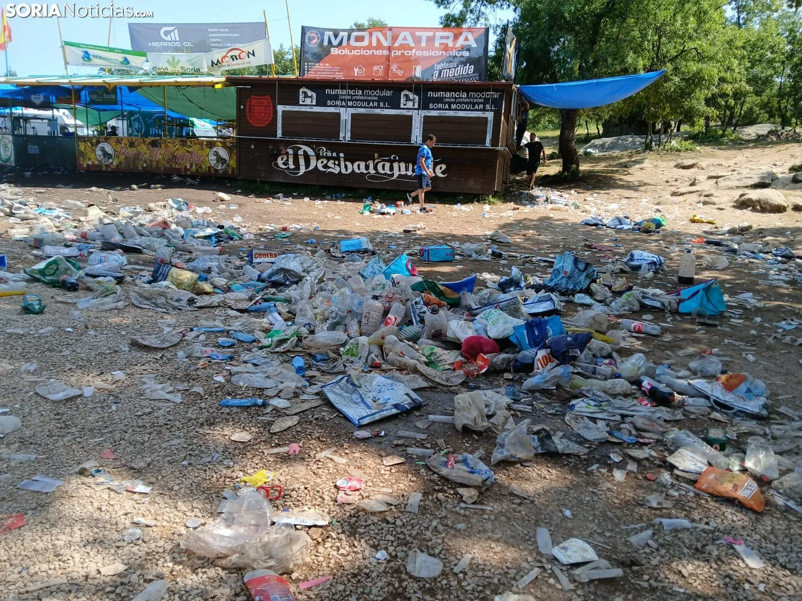 Foto 10 - FOTOS| El botell&oacute;n llena de basura Valonsadero