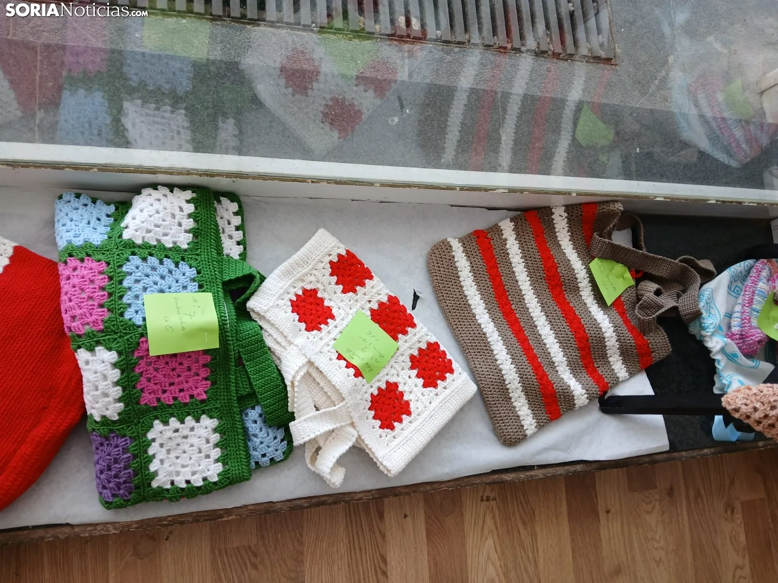 Foto 8 - La AECC abre su mercadillo solidario: creaciones que son terapia