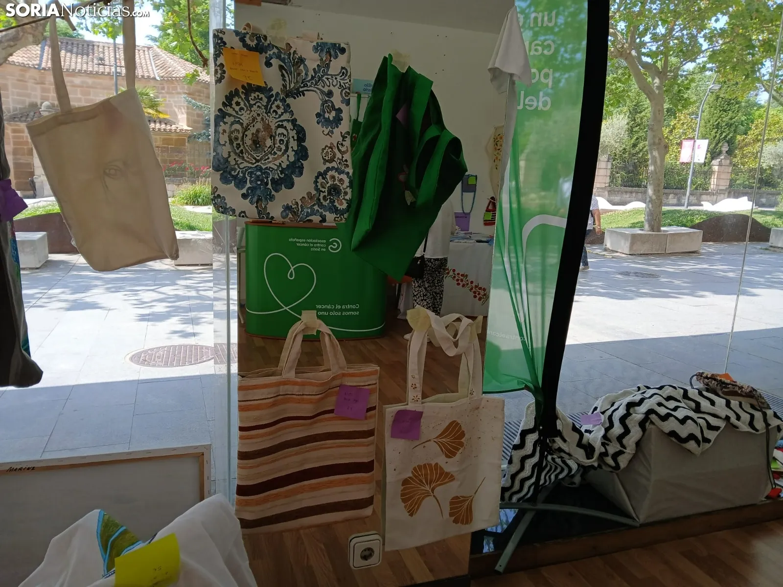Foto 9 - La AECC abre su mercadillo solidario: creaciones que son terapia