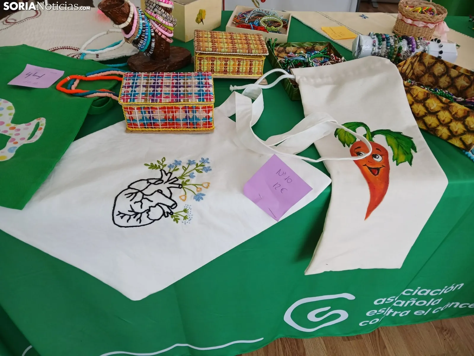 Foto 7 - La AECC abre su mercadillo solidario: creaciones que son terapia