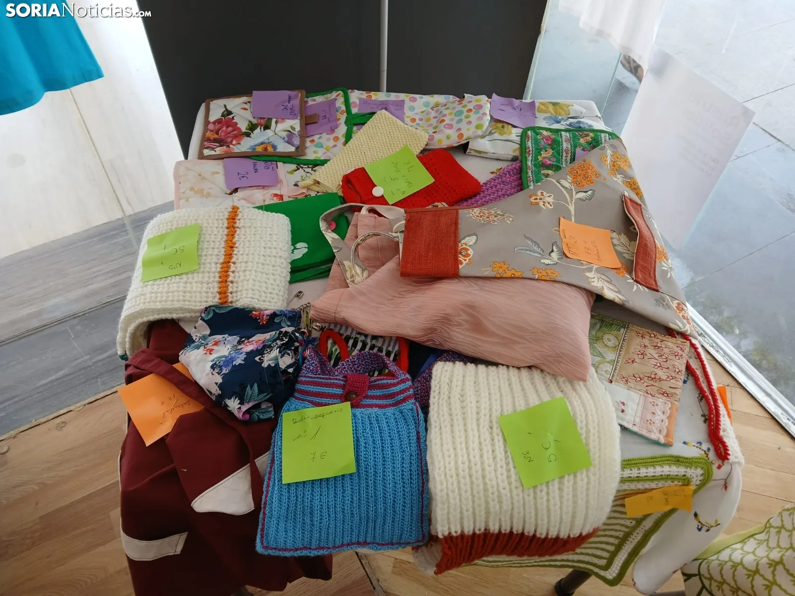 Foto 10 - La AECC abre su mercadillo solidario: creaciones que son terapia