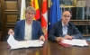 Martínez (izda.) y Pisonero, durante la rúbrica del convenio. /Ayto.