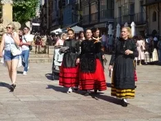 Una imagen previa al desfile del Domingo de Calderas hoy. /PC