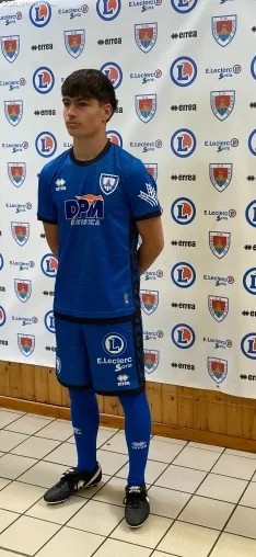 Foto 34 - As&iacute; son las equipaciones del CD Numancia para la temporada 25/26: historia, identidad y un toque vaquero