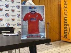 Foto 22 - As&iacute; son las equipaciones del CD Numancia para la temporada 25/26: historia, identidad y un toque vaquero