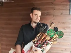 Fernando Escolar con los bastones de las peñas. 