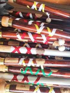 Fernando Escolar con los bastones de las peñas. 