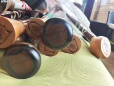 Fernando Escolar con los bastones de las peñas. 