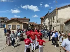 Los mozos de Espejón bailan a su Virgen/ Adriana Ovejero.