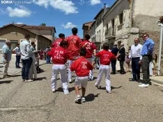 Los mozos de Espejón bailan a su Virgen/ Adriana Ovejero.