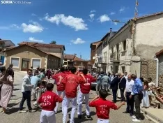 Los mozos de Espejón bailan a su Virgen/ Adriana Ovejero.