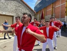 Los mozos de Espejón bailan a su Virgen/ Adriana Ovejero.