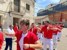 Los mozos de Espejón bailan a su Virgen/ Adriana Ovejero.