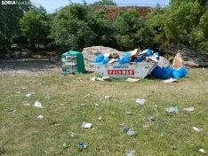 Foto 24 - FOTOS| El botell&oacute;n llena de basura Valonsadero