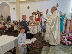 Foto 5 - Fuentestrún celebra la fiesta de la Trinidad con la bendición y el reparto del pan bendito