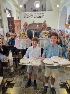 Foto 4 - Fuentestr&uacute;n celebra la fiesta de la Trinidad con la bendici&oacute;n y el reparto del pan bendito