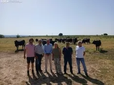 Foto 3 - La Junta muestra su apoyo a la vaca serrana negra con una visita a una explotaci&oacute;n en La Muela