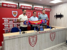 Foto 5 - Abel Segovia, a escena: fútbol ofensivo, identidad, plantilla corta y mantener la base del curso pasado