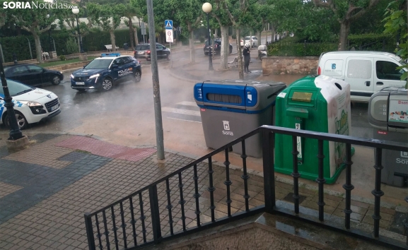 Avería de agua en Santa Luisa de Marillac: la calle, cortada